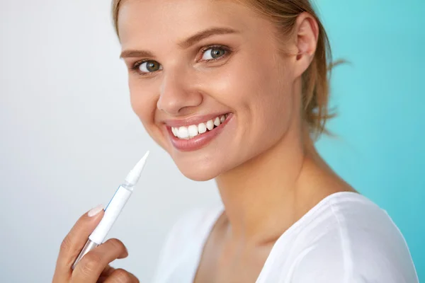 Branqueamento dos dentes. Mulher bonita usando dentes Whitening Pen — Fotografia de Stock