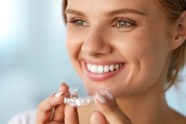 Uśmiechnięta kobieta z białym zęby gospodarstwa zęby wybielanie Taca — Zdjęcie stockowe
