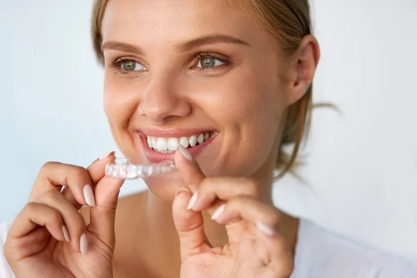 Lächelnde Frau mit schönem Lächeln mit Zahnweiß-Tablett — Stockfoto
