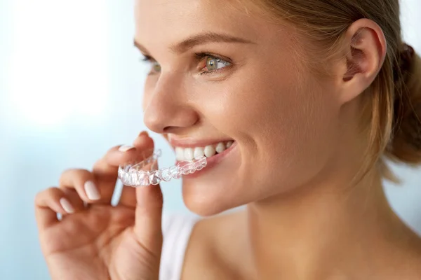 Sorrindo mulher com sorriso bonito usando invisíveis dentes instrutor — Fotografia de Stock