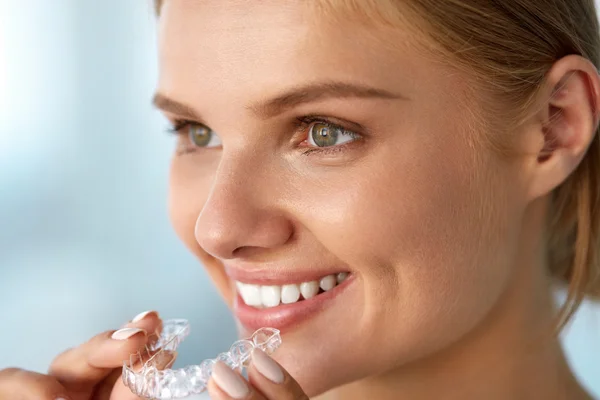 Mujer sonriente con hermosa sonrisa usando Invisible Teeth Trainer — Foto de Stock