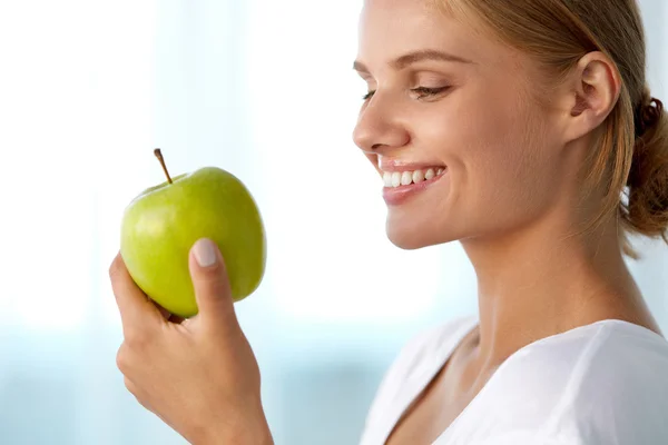 Beautiful Smiling Woman With White Teeth Eating Green Apple — Stock Photo, Image