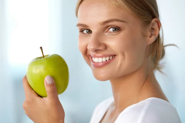 애플과 여자입니다. 하얀 미소, 건강 한 치아와 아름 다운 여자 — 스톡 사진