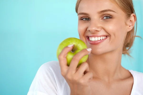 Женщина с яблоком. Красивая девушка с белой улыбкой, здоровые зубы — стоковое фото