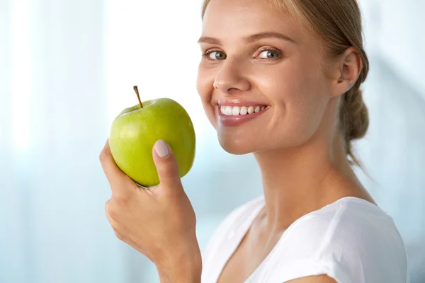 애플과 여자입니다. 하얀 미소, 건강 한 치아와 아름 다운 여자 — 스톡 사진