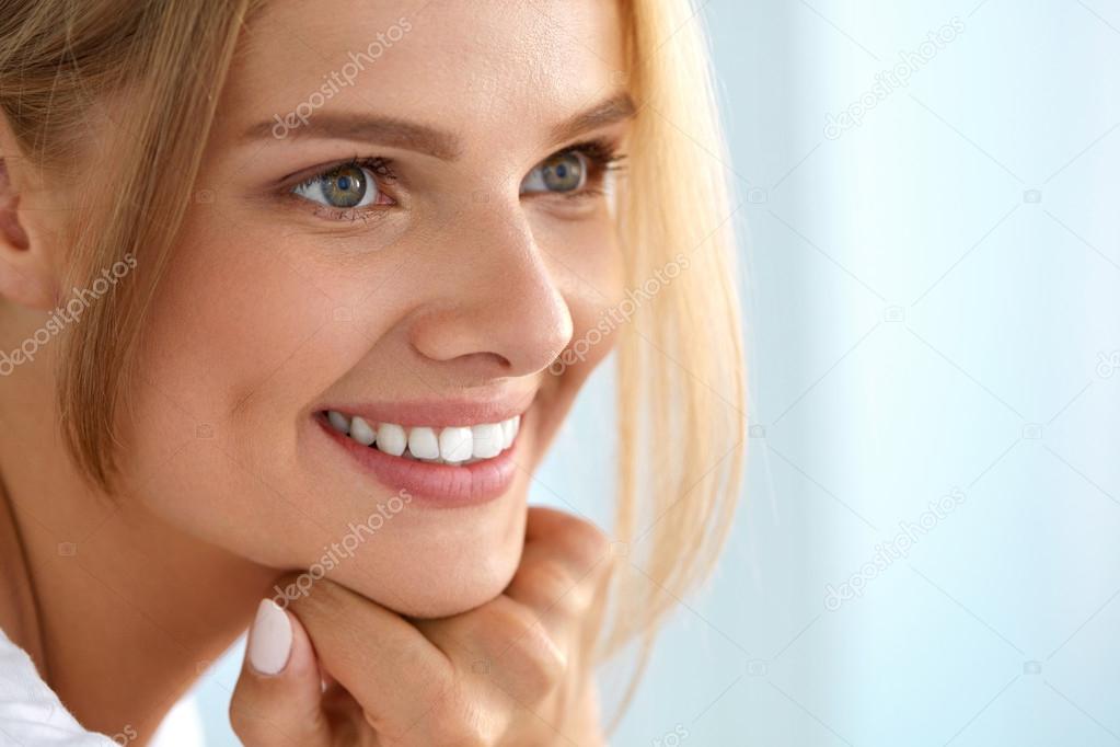 Искренняя улыбка. Кто такой приветливый человек. Девушка менеджер. Деловая девушка. Дружелюбная девушка.