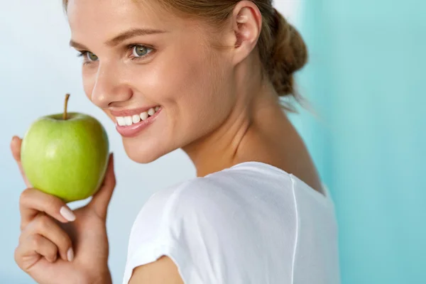 Šťastná žena s krásným úsměvem, zdravé zuby držící jablko — Stock fotografie