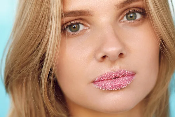 Cara de beleza. Mulher bonita com lábios completos com açúcar Lip Scrub — Fotografia de Stock