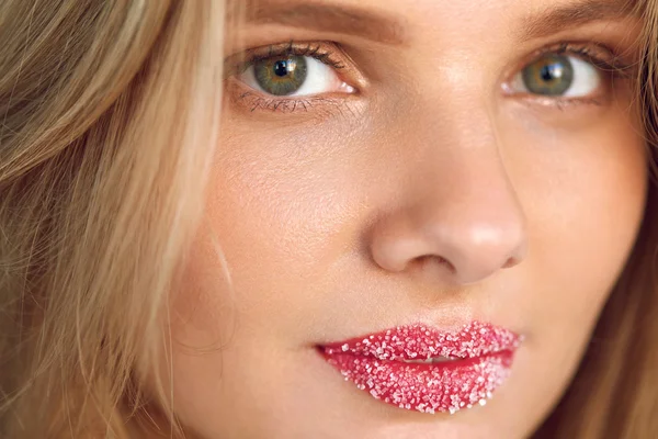 Schoonheid gezicht. Mooie vrouw met volle lippen met suiker lip scrub — Stockfoto
