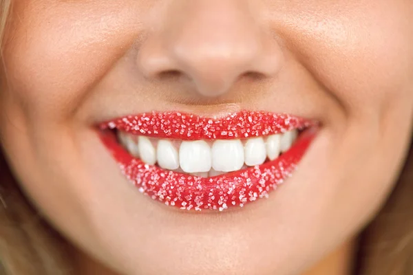 Lip Care. Sorriso da mulher com dentes brancos, esfoliação de açúcar nos lábios — Fotografia de Stock