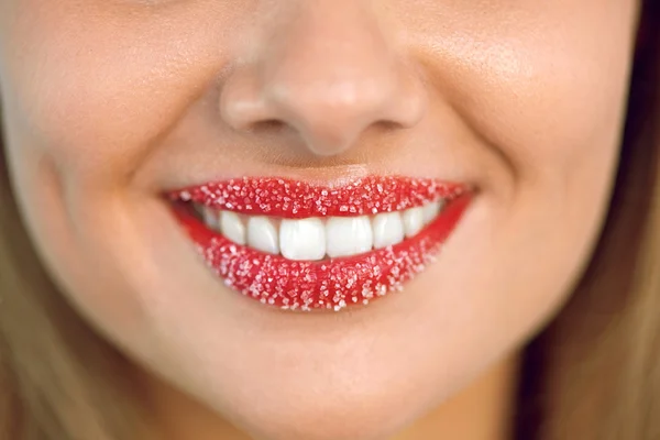 Pielęgnacja ust. Uśmiech kobieta z białe zęby, peeling cukrowy na ustach — Zdjęcie stockowe