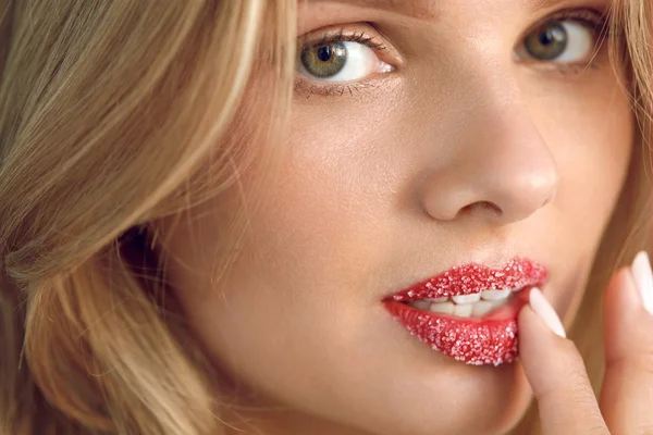 De zorg van de huid van de lip. Mooie vrouw met suiker Lip Scrub op lippen — Stockfoto