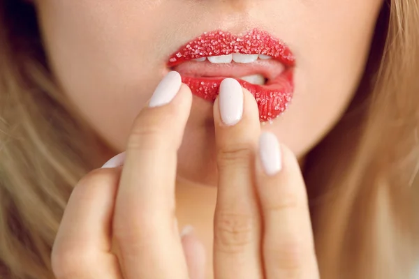 Cuidados com a pele dos lábios. Lábios de mulher bonita com esfoliação de lábios de açúcar — Fotografia de Stock