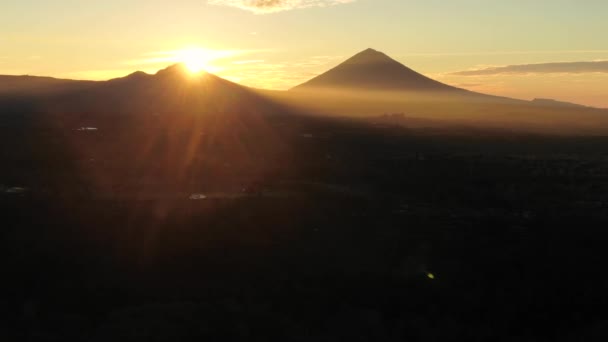 Veduta aerea del Monte Agung durante l'alba a Bali, Indonesia. Pittoresco paesaggio montano vicino al vulcano, meravigliosa natura tropicale al tramonto. — Video Stock