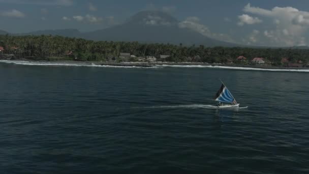 Veduta aerea della barca con vela in oceano a Bali, Indonesia. Meraviglioso paesaggio marino e paesaggio dal drone volante sopra il mare tropicale con trasporto marittimo. — Video Stock
