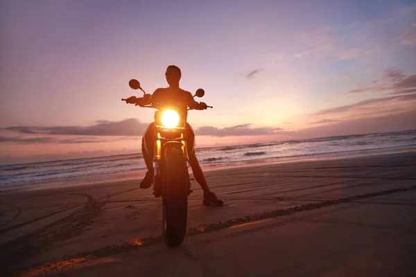 Homme à moto portrait sur la plage de l'océan à beau coucher de soleil tropical. Vue Avant Du Beau Vélo Sur La Moto Sur La Côte De Sable à Bali, Indonésie. — Photo