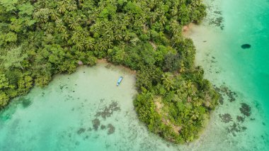 Raja Ampat Adalarındaki Triton Körfezi 'nin Havadan Görünümü: Turkuaz Suyu ve Yeşil Tropikal Ağaçları olan Göl. Geniş Açı Doğa: Pasifik Okyanusu ve Güzel Manzara Papua, Endonezya.