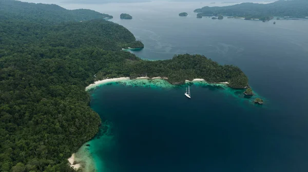 Triton Bay Raja Ampat Islands Boat Turquoise Sea Green Tropical — Stock Photo, Image