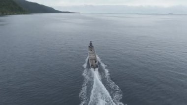 Kaimana Adaları 'ndaki Triton Körfezi' nde su sıçratan teknenin hava görüntüsü. Endonezya, Papua 'da Su Sanatı ile Geniş Açı Çekimi.