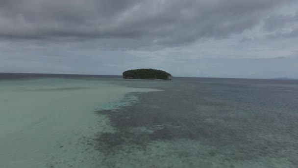 Oceano Bonito Kri Island Raja Ampat Drone Aproximando Por Sandy — Vídeo de Stock