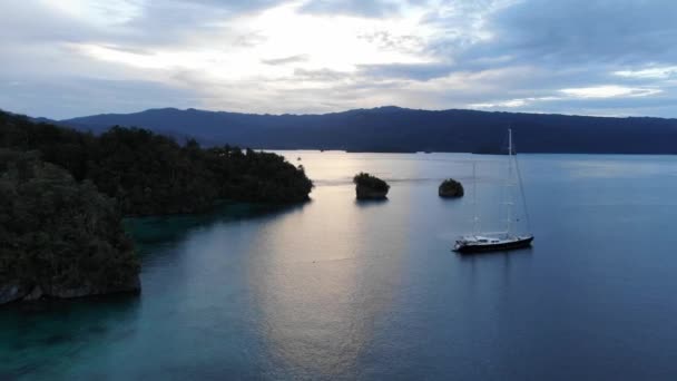Vackra Ocean Kri Island Raja Ampat Drone Approaching Sandy Beach — Stockvideo