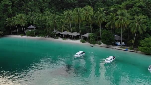 Vackra Ocean Kri Island Raja Ampat Drone Approaching Sandy Beach — Stockvideo