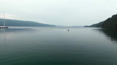 Kaimana Adaları 'ndaki Triton Körfezi' nde su sıçratan teknenin hava görüntüsü. Endonezya, Papua 'da Su Sanatı ile Geniş Açı Çekimi.