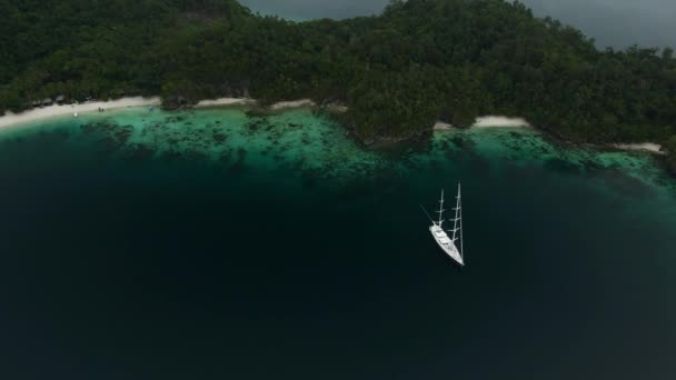 Vista Aérea Baía Tritão Barco Mar Azul Turquesa Árvores Tropicais — Vídeo de Stock