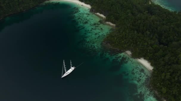 Triton Bay 在Kaimana群岛的绿松石海和热带绿树上的船 广角大自然的空中景观 印度尼西亚巴布亚的太平洋和风景秀丽 — 图库视频影像