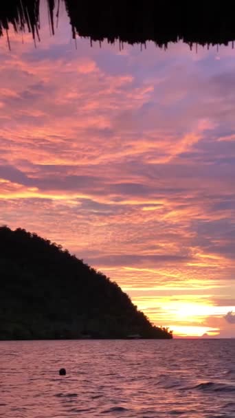 Hermosa Puesta Sol Océano Con Isla Tropical Salvaje Raja Ampat — Vídeos de Stock