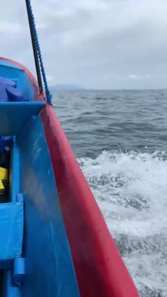 Barco Splashing Superfície Água Aproximando Terras Tropicais Selvagens Kaimana Island — Vídeo de Stock