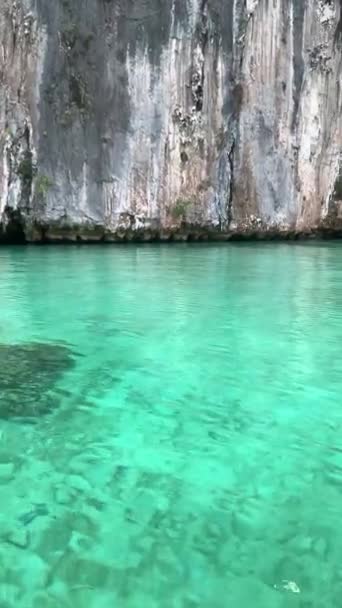 Mer Turquoise Rochers Avec Arbres Tropicaux Verts Dans Baie Triton — Video