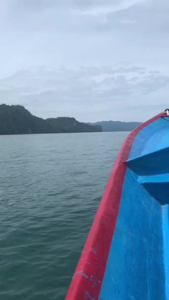 Barca Spruzzando Superficie Dell Acqua Avvicinandosi Alla Terra Tropicale Selvaggia — Video Stock