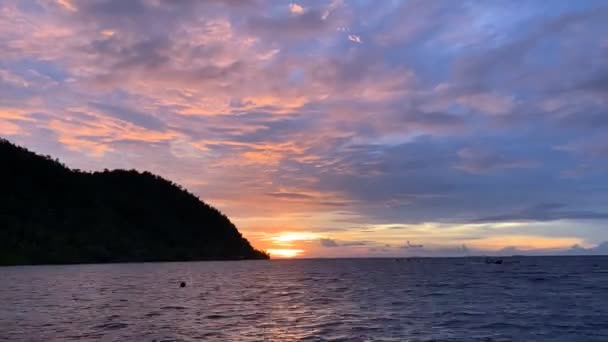 Belo Pôr Sol Oceano Com Ilha Tropical Selvagem Raja Ampat — Vídeo de Stock