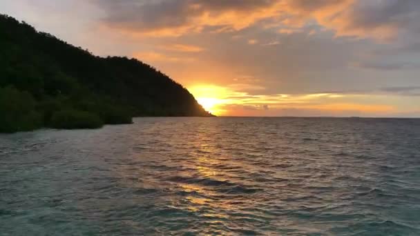 Belo Pôr Sol Oceano Com Ilha Tropical Selvagem Raja Ampat — Vídeo de Stock