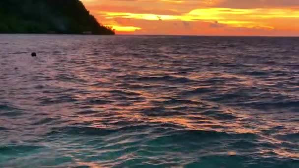 Belo Pôr Sol Oceano Com Ilha Tropical Selvagem Raja Ampat — Vídeo de Stock