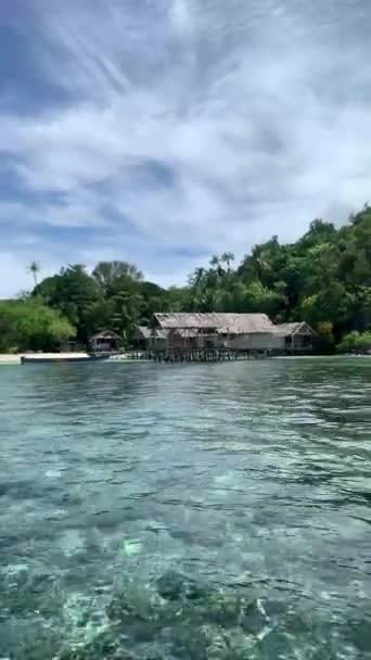 Lagoon Huts Ocean Beach Pulau Klests Video Vertikal Laut Turquoise — Stok Video