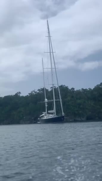 Triton Bay Barca Sul Mare Turchese Alberi Tropicali Verdi Nelle — Video Stock