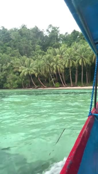 Barco Splashing Superfície Água Aproximando Terras Tropicais Selvagens Kaimana Island — Vídeo de Stock
