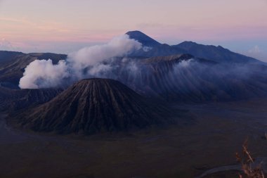 Dumanlı krateri olan aktif volkan.