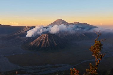 Duman bulutlarında aktif volkan, Bromo Dağı.