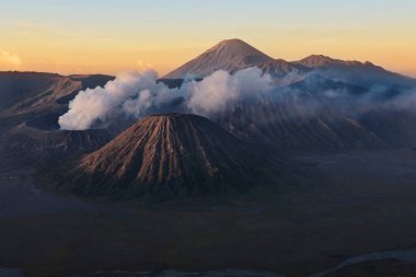 Duman bulutlarında aktif volkan, Bromo Dağı.
