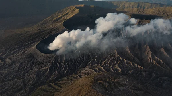 Smoky Mount Bromo vulkan i Indonesien — Stockfoto
