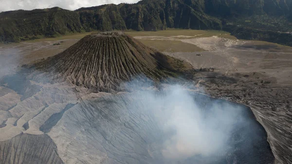 Στενή θέα του κρατήρα του ηφαιστείου του όρους Bromo στον καπνό — Φωτογραφία Αρχείου