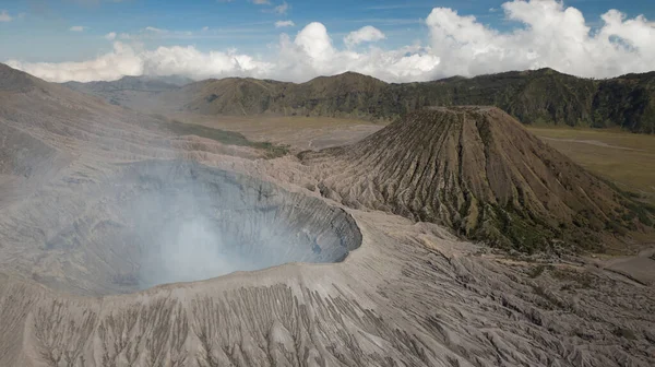 Stäng bild av Mount Bromo vulkan i rök — Stockfoto