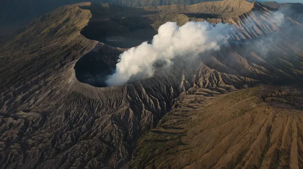 Fumée du cratère des volcans. Surface de montagne brune — Photo