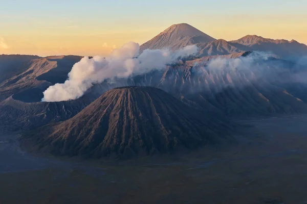 Σύννεφα καπνού στο όρος Bromo ηφαίστειο, Ινδονησία — Φωτογραφία Αρχείου