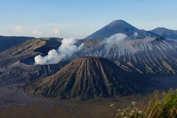 Ενεργό ηφαίστειο με καπνιστό κρατήρα σε βάθος — Φωτογραφία Αρχείου