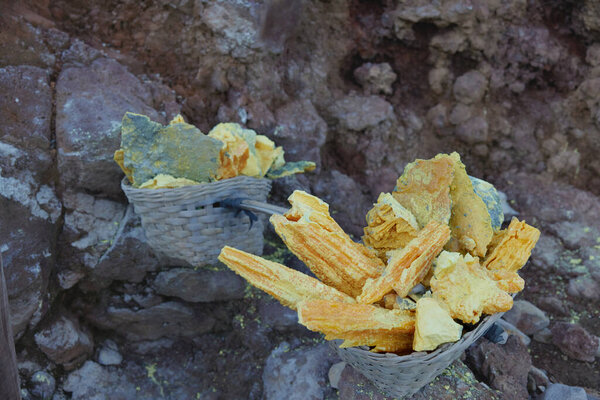 Корзина серных перевозчиков в Кава Иджен, Индонезия