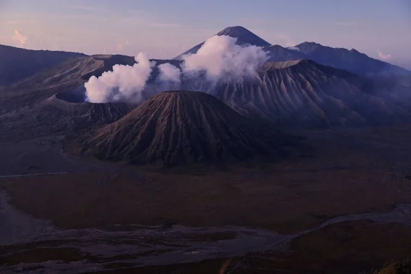 Lanskap gunung berapi aktif di awan — Stok Foto